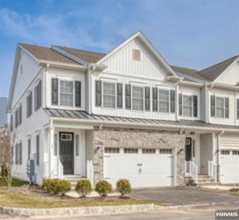 Photo of 1 Davies Dr, Old Tappan, NJ 07675 (MLS # 26010737)