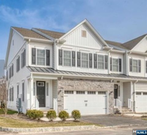 Photo of 1 Davies Dr, Old Tappan, NJ 07675 (MLS # 26010737)