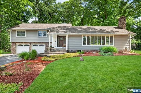 Photo of 25 Cottontail Trail, Upper Saddle River, NJ 07458 (MLS # 26018938)