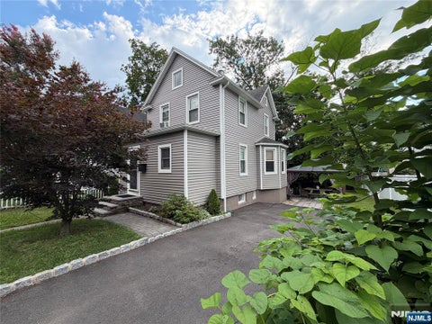 Photo of 24 Roosevelt Avenue, Bergenfield, NJ 07621 (MLS # 26028917)