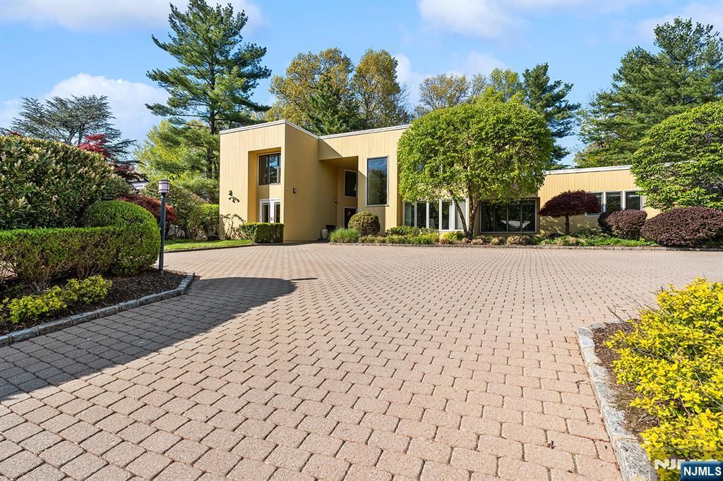 Photo of 37 Hemlock Road, Livingston, NJ 07039 (MLS # 26015433)