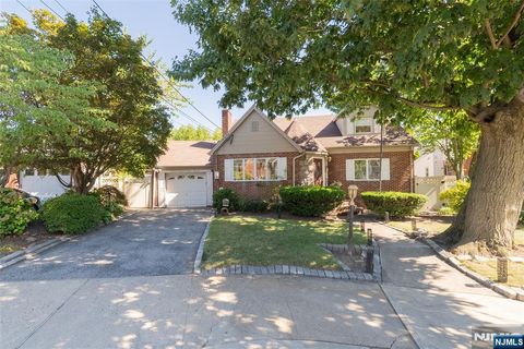 Photo of 347 Westview Avenue, Fort Lee, NJ 07024 (MLS # 26018971)