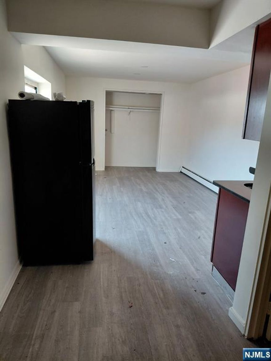 Studio apartment available heating and hot water included close to Parks schools shopping transportation