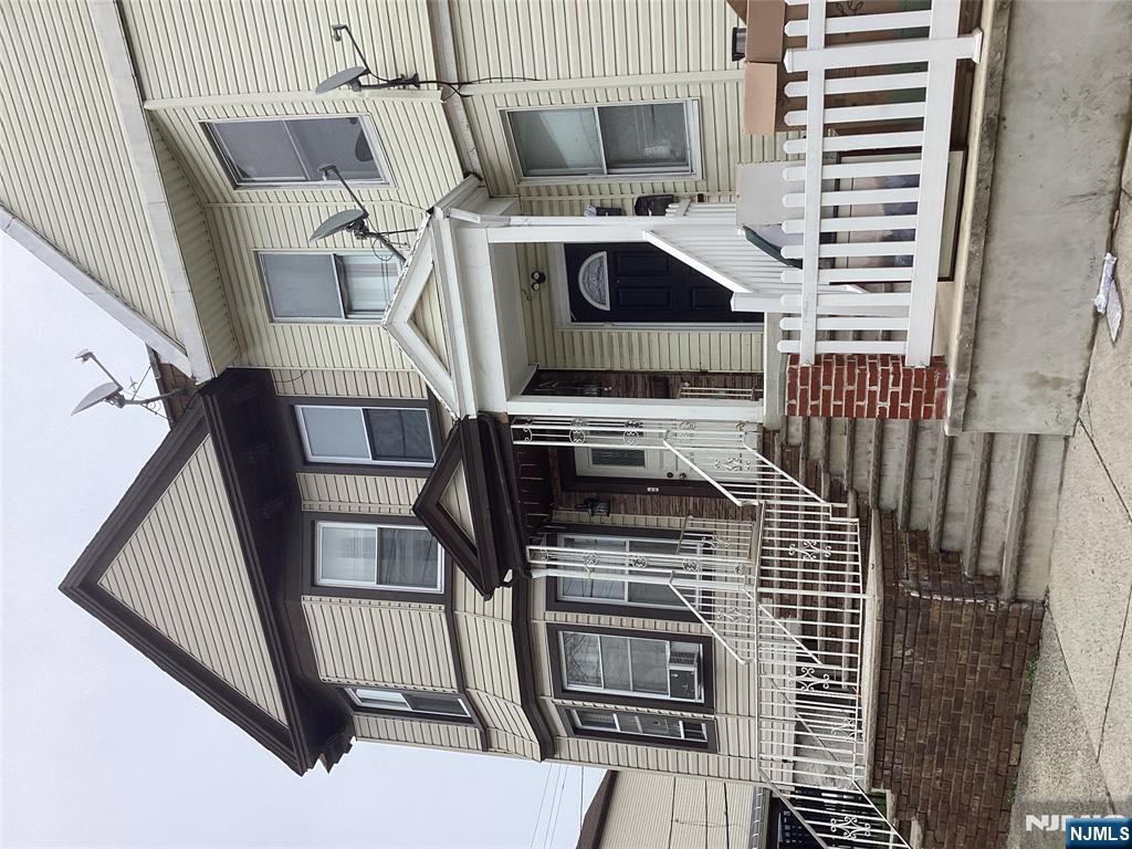 54 Nelson Avenue, Jersey City, New Jersey - 4 Bedrooms  
3 Bathrooms  
6 Rooms - 