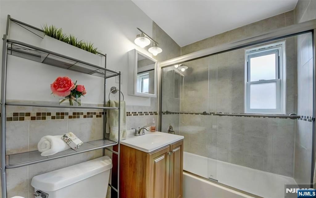 370 Esplanade 21