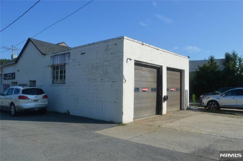 Photo of 5 Maple Avenue, Oakland, NJ 07436 (MLS # 26029854)