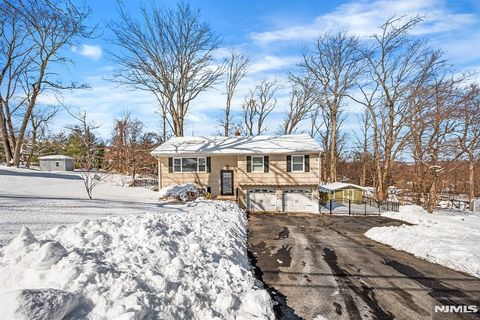 Photo of 7 Alpine Drive, Butler, NJ 07405 (MLS # 26006020)
