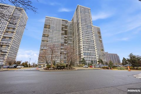 Photo of 200 Winston Dr #617, Cliffside Park, NJ 07010 (MLS # 26008504)