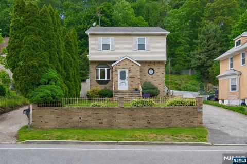 Photo of 562 Valley Road, Clifton, NJ 07013 (MLS # 26019547)
