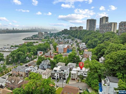 24 Casta Lane Edgewater NJ 07020