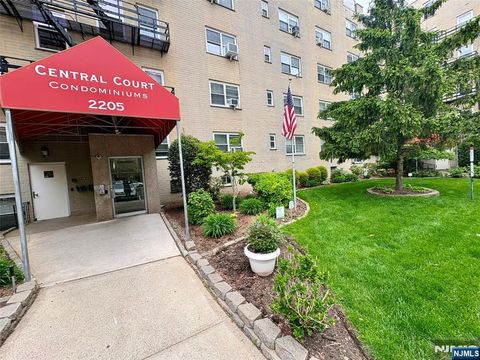 Photo of 2205 N Central RD #4 D, Fort Lee, NJ 07024 (MLS # 26016981)