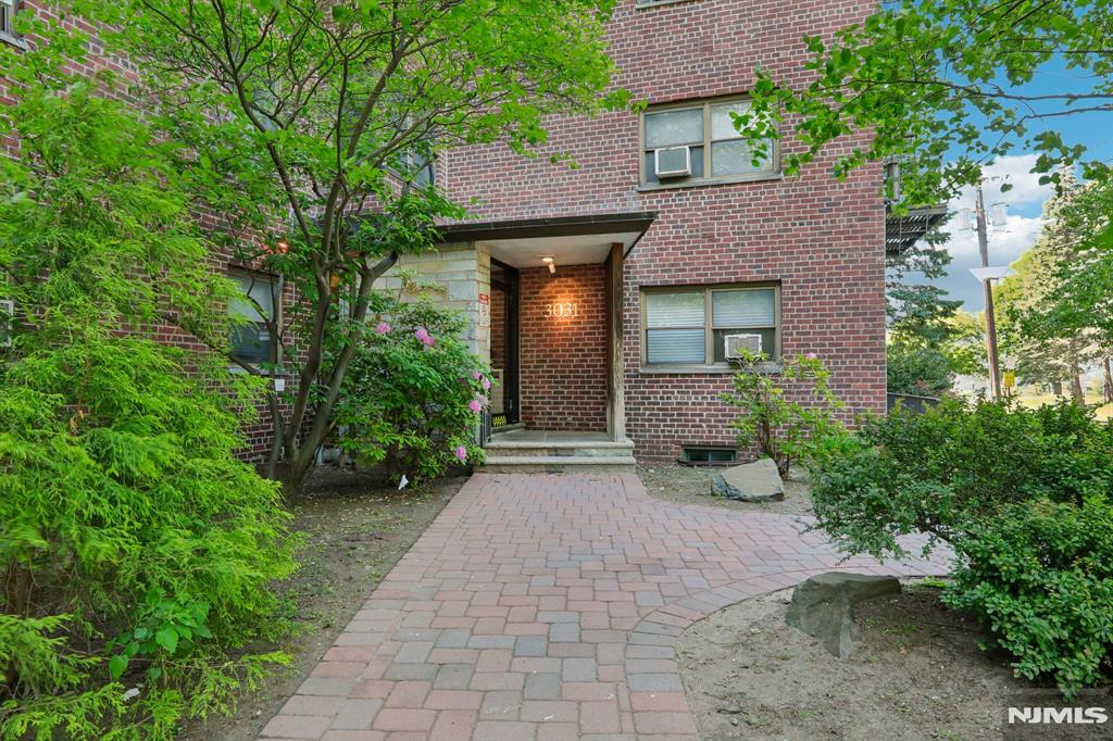 3031 Edwin Avenue 4H