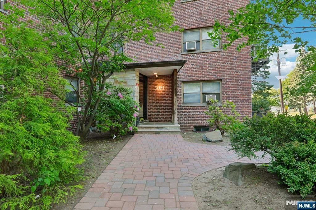 Photo of 3031 Edwin Avenue #4H, Fort Lee, NJ 07024 (MLS # 26018392)