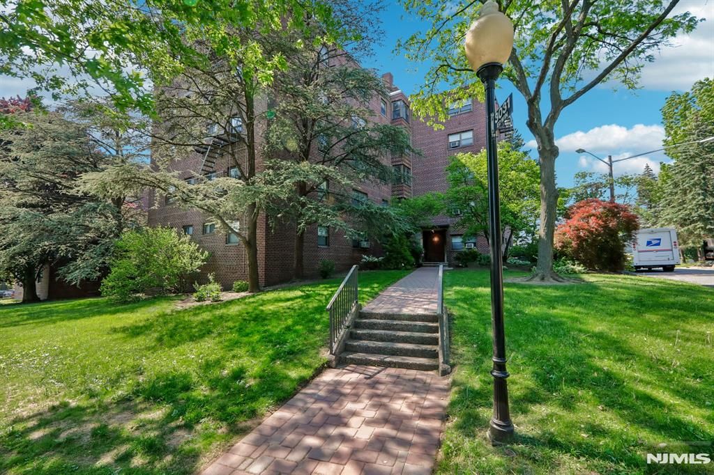 Photo of 3031 Edwin Avenue #4H, Fort Lee, NJ 07024 (MLS # 26018392)
