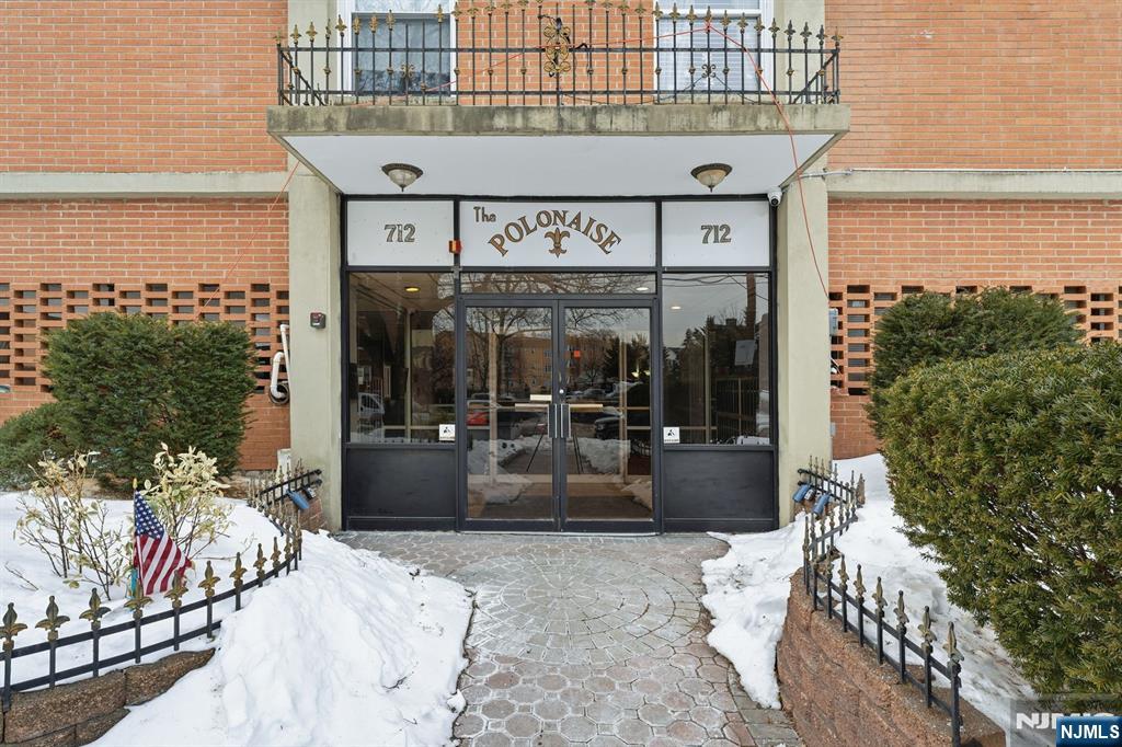 712 Broad Street 3C