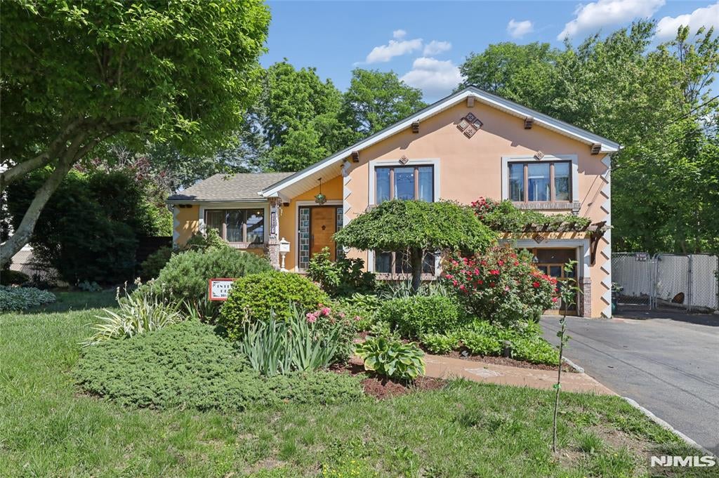 Photo of 2907 Fair Lawn Avenue, Fair Lawn, NJ 07410 (MLS # 26016016)