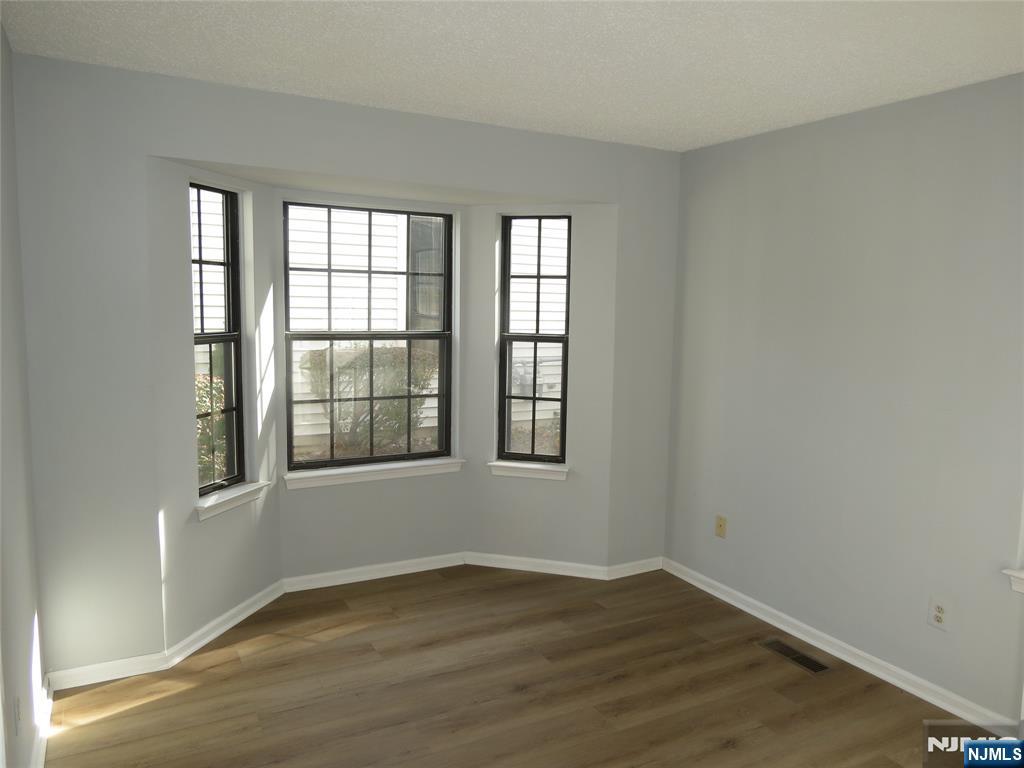 Mahwah, New Jersey 07430, United States, 2 Bedrooms Bedrooms, ,1 BathroomBathrooms,Residential,Active,234808