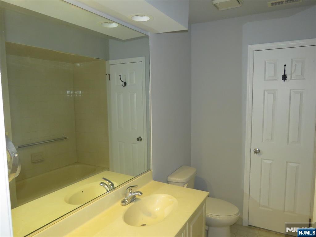 Mahwah, New Jersey 07430, United States, 2 Bedrooms Bedrooms, ,1 BathroomBathrooms,Residential,Active,234808