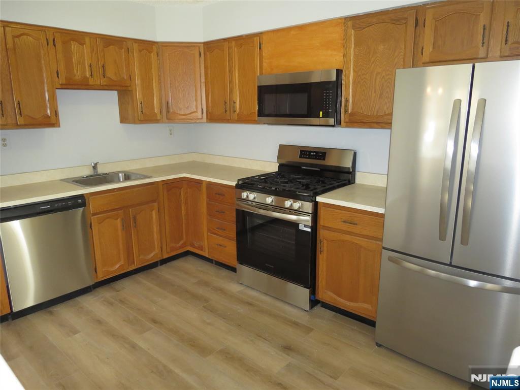 Mahwah, New Jersey 07430, United States, 2 Bedrooms Bedrooms, ,1 BathroomBathrooms,Residential,Active,234808