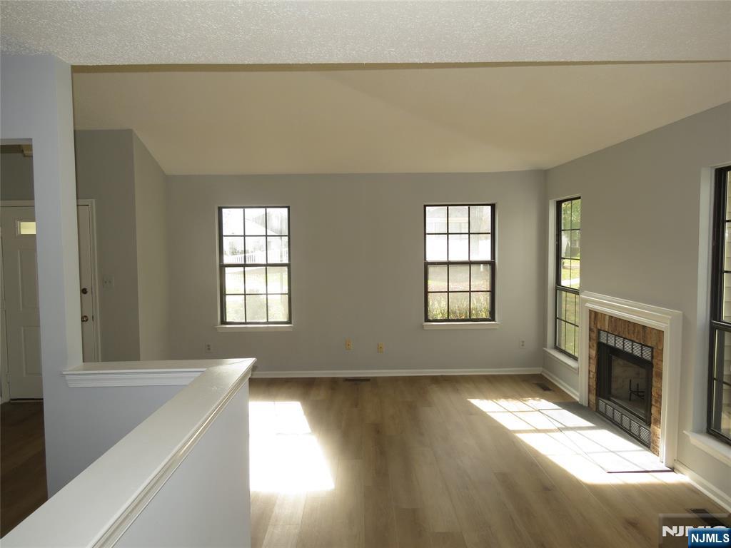Mahwah, New Jersey 07430, United States, 2 Bedrooms Bedrooms, ,1 BathroomBathrooms,Residential,Active,234808