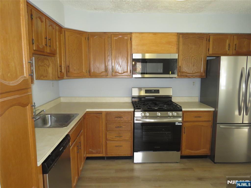 Mahwah, New Jersey 07430, United States, 2 Bedrooms Bedrooms, ,1 BathroomBathrooms,Residential,Active,234808