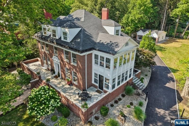 323 Montrose Avenue