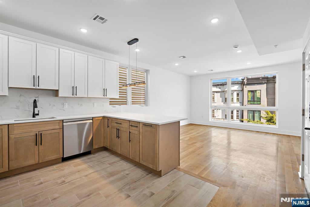 1001 Summit Avenue 3