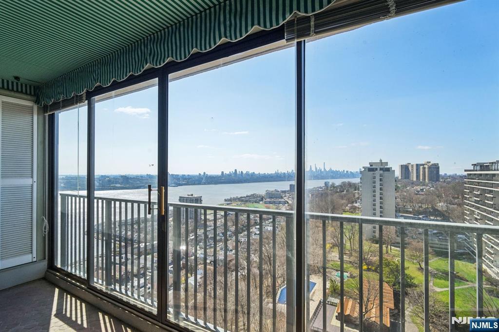 5 Horizon Rd 1507, Fort Lee, New Jersey - 1 Bedrooms  
2 Bathrooms - 