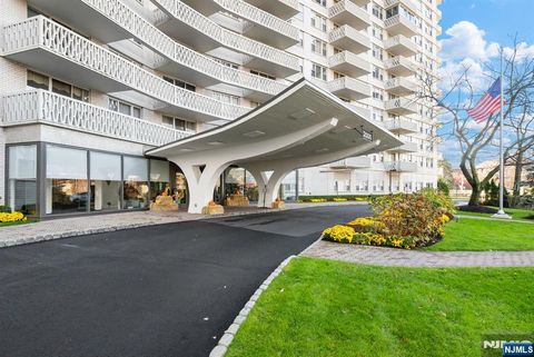 Photo of 2000 Linwood Avenue #9W, Fort Lee, NJ 07024 (MLS # 25041061)