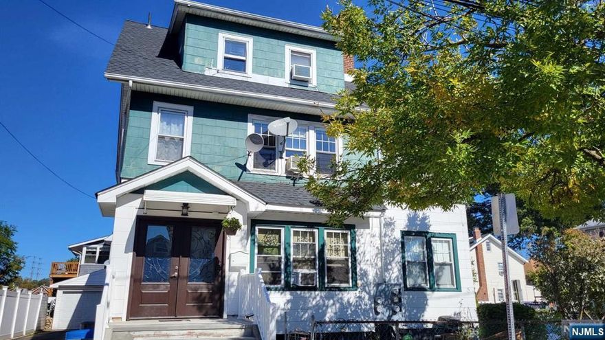 Lovely 1 bedroom apartment, newer washer/dryer in the kitchen. Bright living room with large closet. The bedroom faces the quiet backyard. Full sized tub/shower in the bathroom. Make this place your home! Heat and hot water included. Street parking.