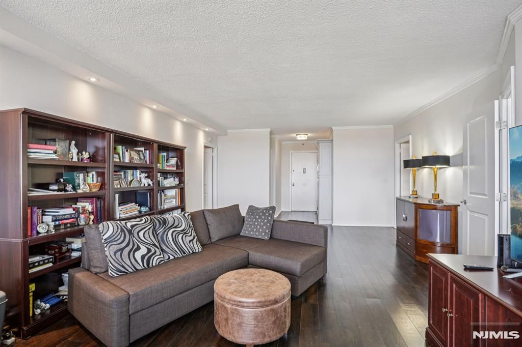 Photo of 1530 Palisade Avenue #8M, Fort Lee, NJ 07024 (MLS # 26007845)