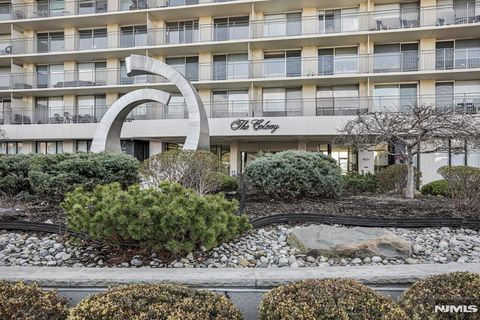 Photo of 1530 Palisade Avenue #8M, Fort Lee, NJ 07024 (MLS # 26007845)