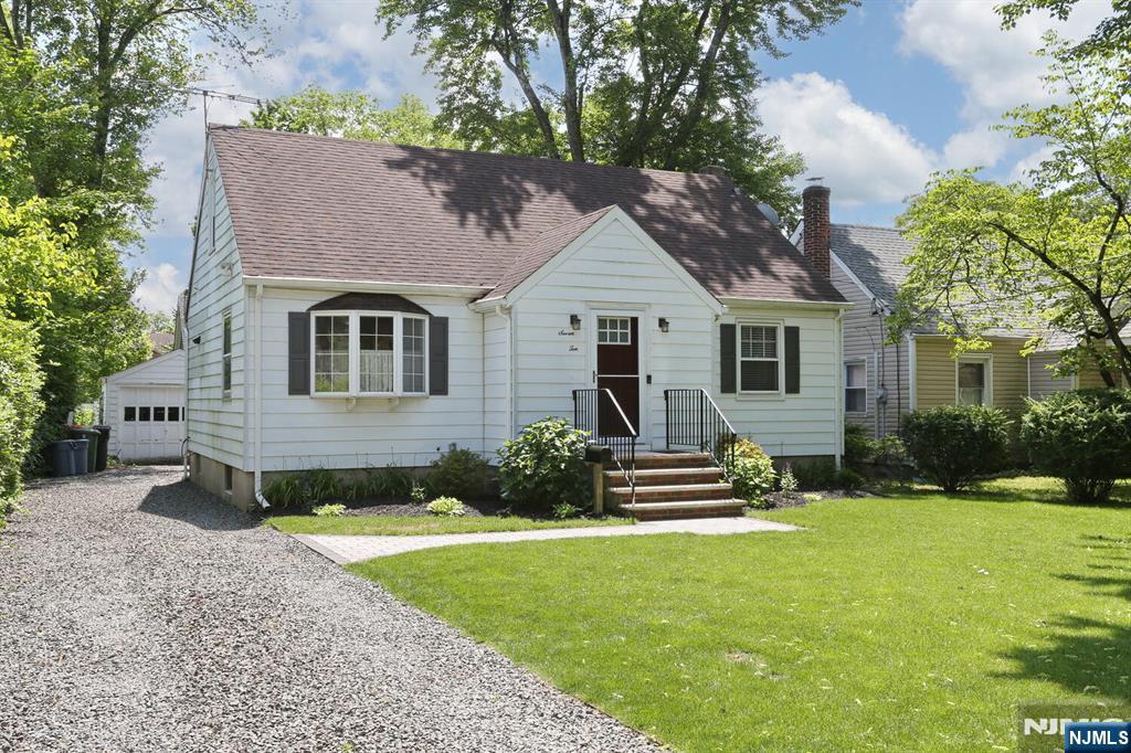 Property for Sale at 710 Paramus Road, Paramus, New Jersey - Bedrooms: 4 
Bathrooms: 1 
Rooms: 6  - $649,000