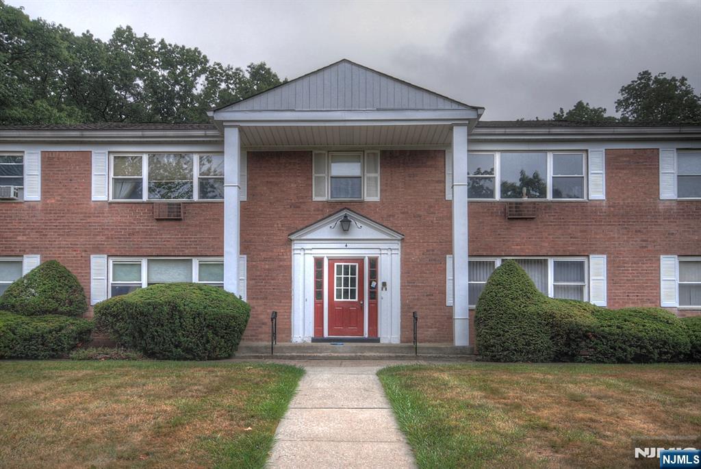 4 Rolling Ridge 4D, Montvale, New Jersey - 2 Bedrooms  
1 Bathrooms  
5 Rooms - 