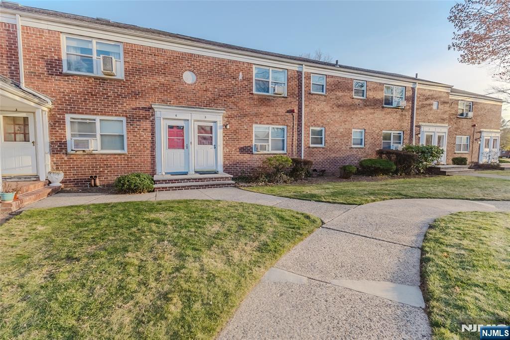 Property for Sale at 418 Esplanade 5, Hackensack, New Jersey - Bedrooms: 2 
Bathrooms: 1  - $300,000