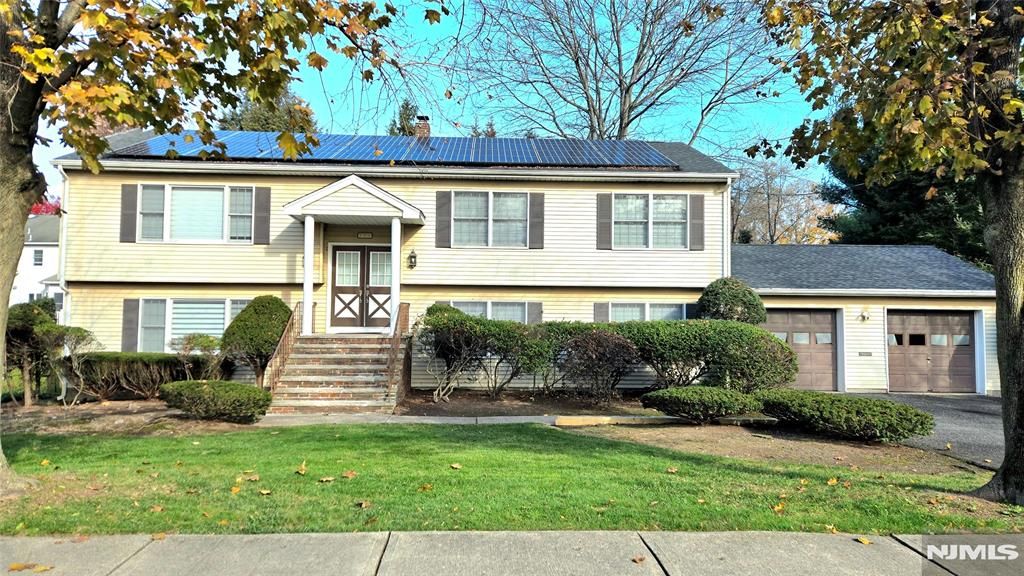 Photo of 101 Glen Avenue, Paramus, NJ 07652 (MLS # 25038686)