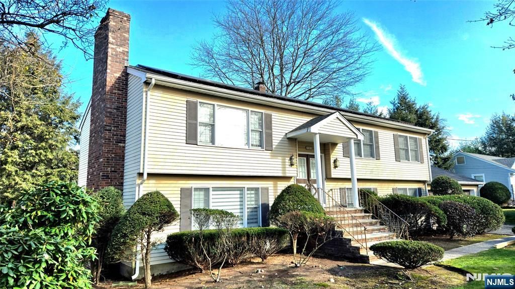 Photo of 101 Glen Avenue, Paramus, NJ 07652 (MLS # 25038686)