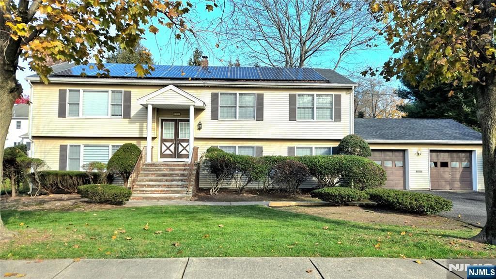 Photo of 101 Glen Avenue, Paramus, NJ 07652 (MLS # 25038686)