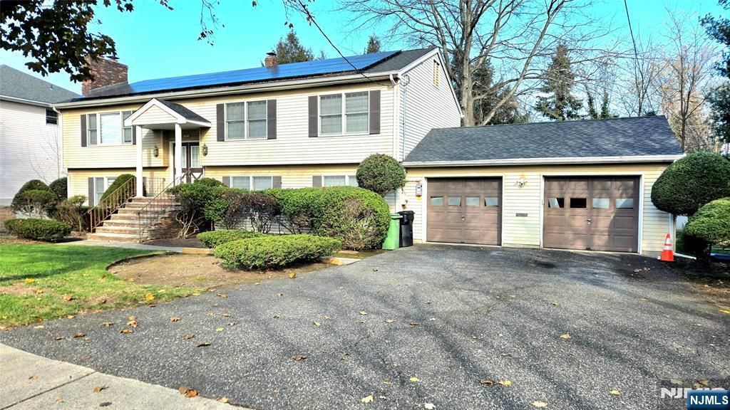 Photo of 101 Glen Avenue, Paramus, NJ 07652 (MLS # 25038686)