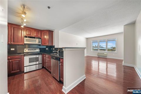 6109 City Place Edgewater NJ 07020