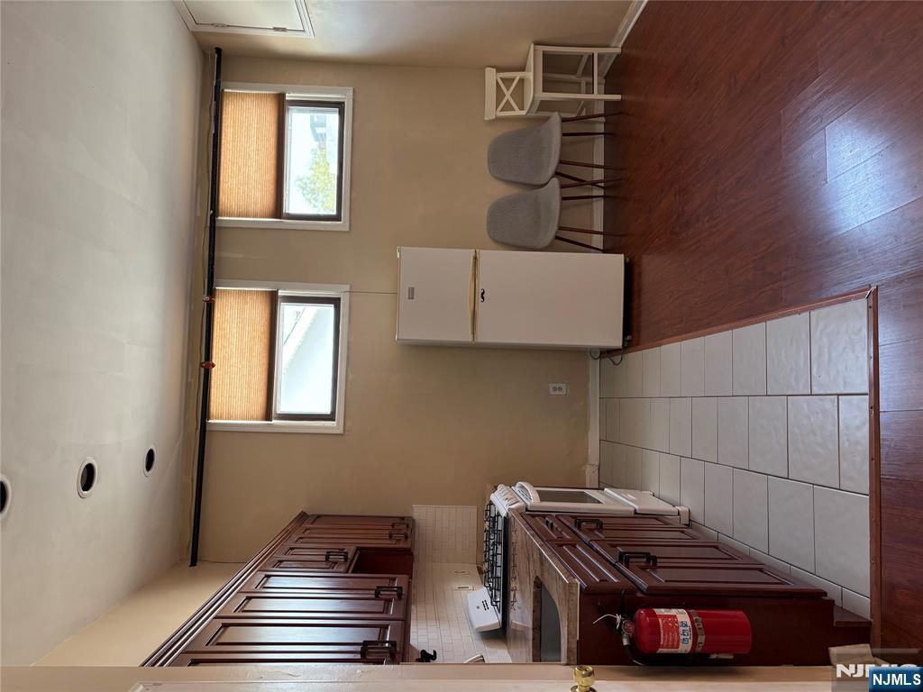 Rental Property at 371 Anderson Ave 5, Fairview, New Jersey - Bedrooms: 1 
Bathrooms: 1 
Rooms: 4  - $1,650 MO.