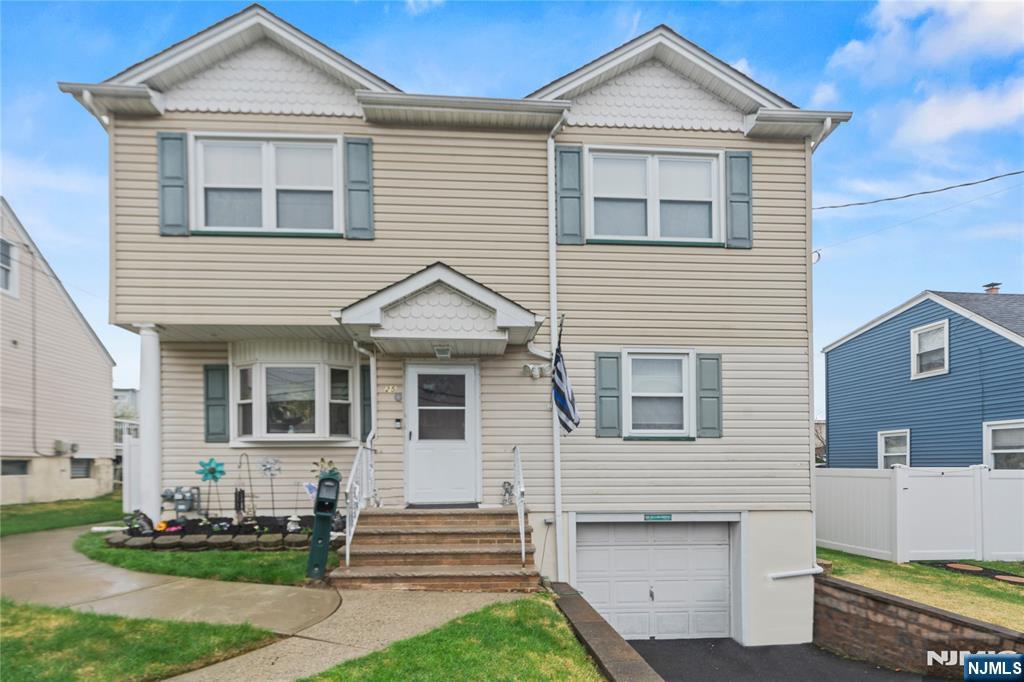 25 Allan Drive, North Arlington, New Jersey - 5 Bedrooms  
2 Bathrooms  
12 Rooms - 