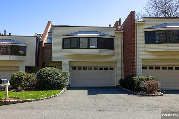 Photo 1 of 37 Kira Lane, Ridgewood, New Jersey, $999,000, Web #: 325011138