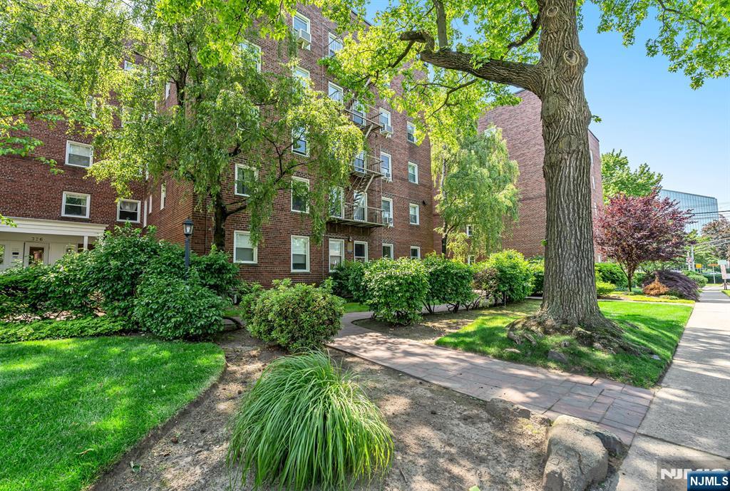 Property for Sale at 328 N Bridge Plaza 5C, Fort Lee, New Jersey - Bedrooms: 2 
Bathrooms: 2  - $274,900