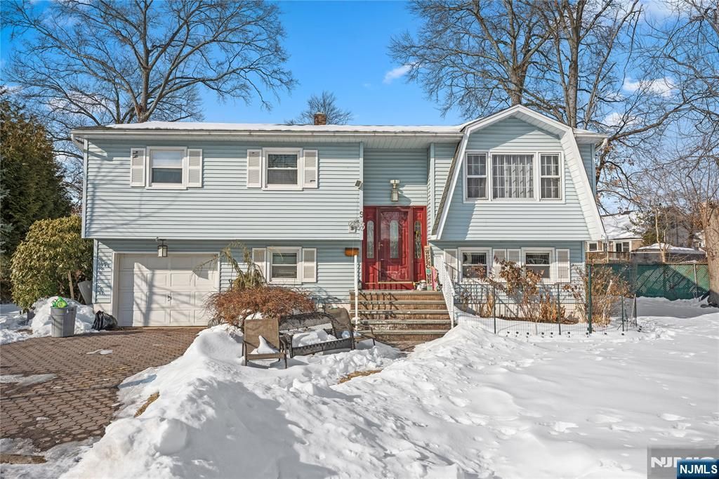 Photo of 9 Chalen Court, Pompton Lakes, NJ 07442 (MLS # 26005121)