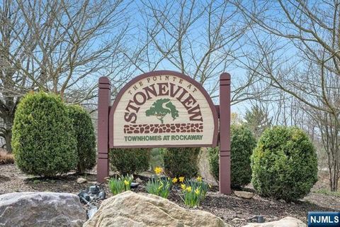 Photo of 3 Heatherwood Ct, Rockaway Township, NJ 07866 (MLS # 26010509)