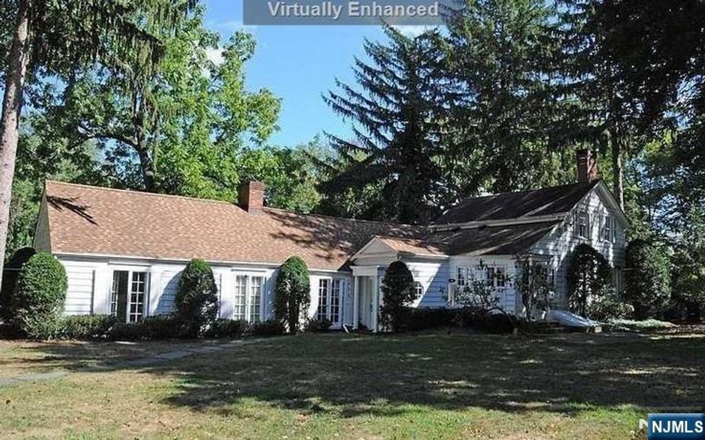 Photo of 2 Chestnut Ridge Road, Saddle River, NJ 07458 (MLS # 25024905)