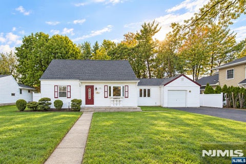 Photo of 172 Behnke AVE, Paramus, NJ 07652 (MLS # 26040048)