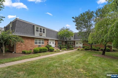 Photo of 21 Lakeview Ave, Leonia, NJ 07605 (MLS # 25026515)