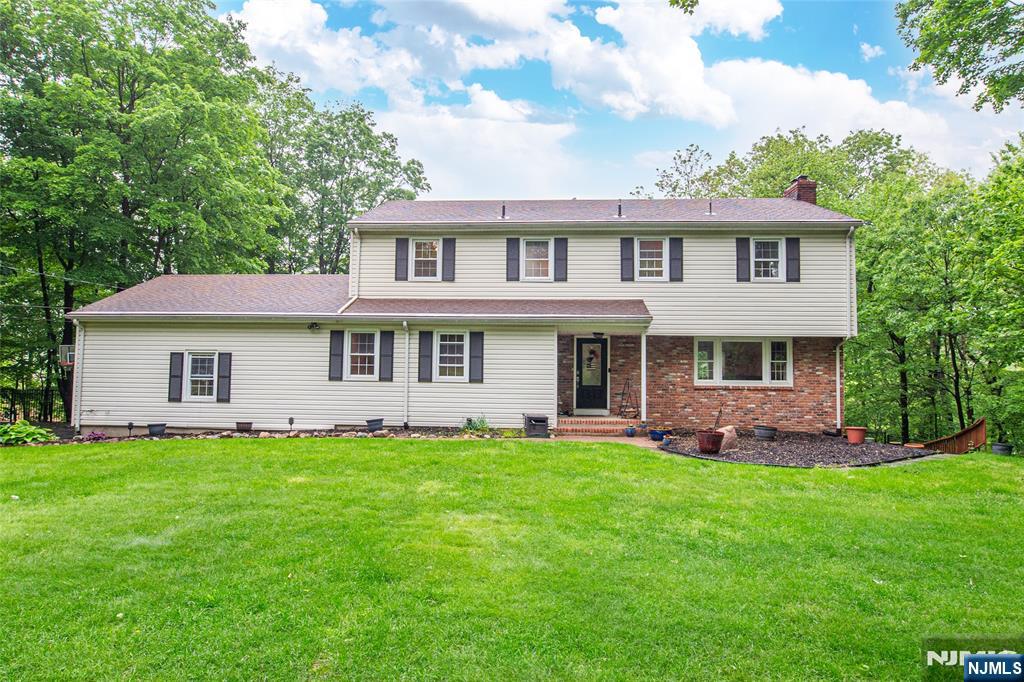 Property for Sale at 14 Chilhowie Drive, Kinnelon Borough, New Jersey - Bedrooms: 4 
Bathrooms: 4 
Rooms: 9  - $835,000